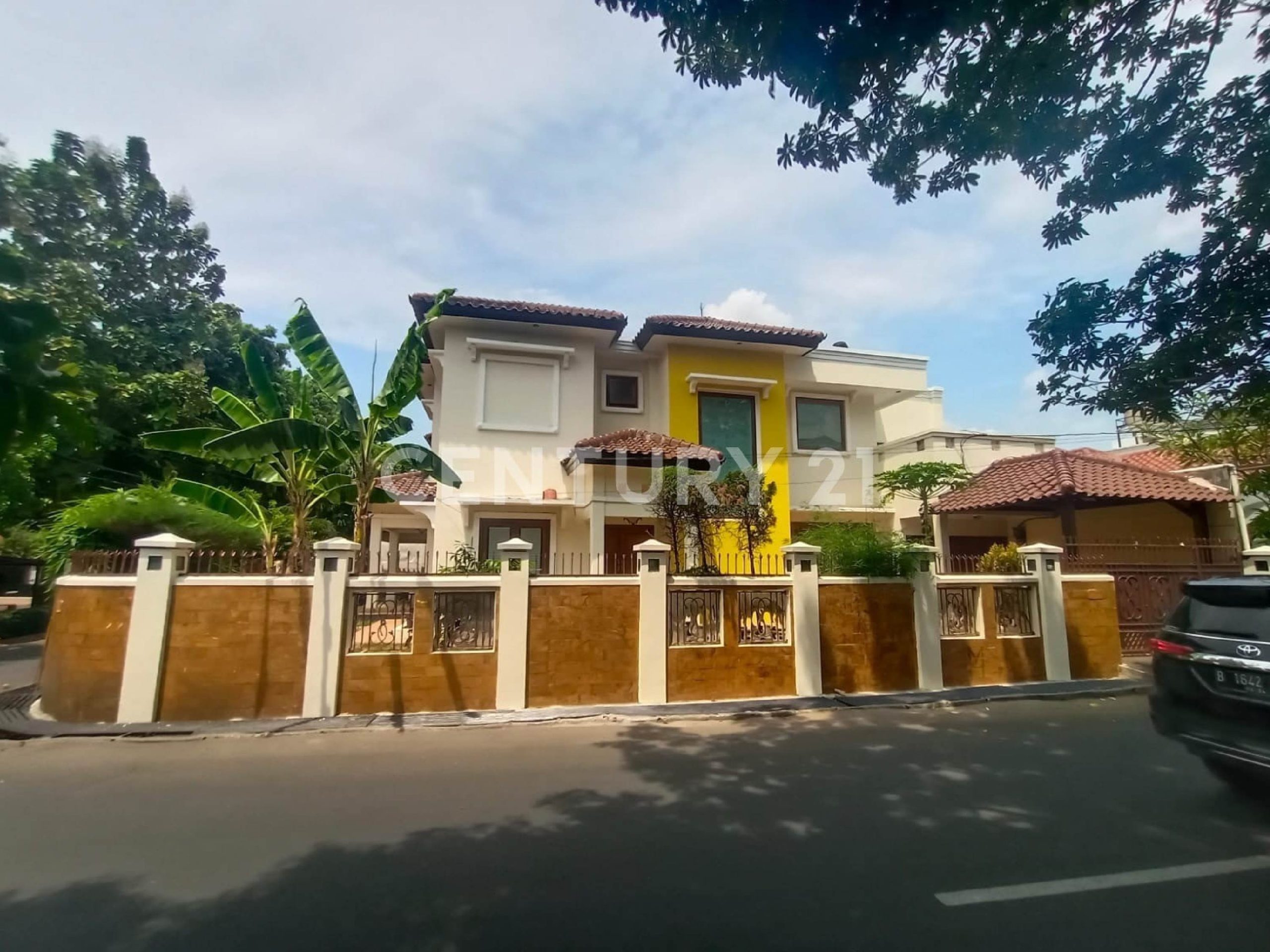 Rumah Hook Luas Di Kebayoran Lama